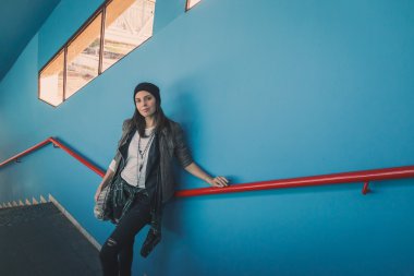 Bir metro istasyonu poz güzel kız