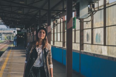 Bir metro istasyonu poz güzel kız