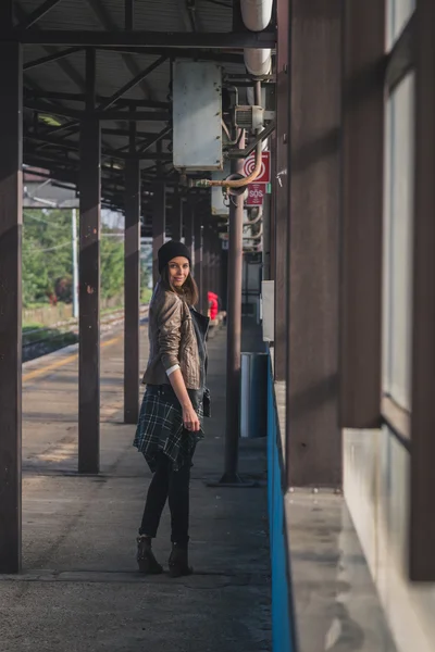 地下鉄駅でポーズをとる美少女 — ストック写真