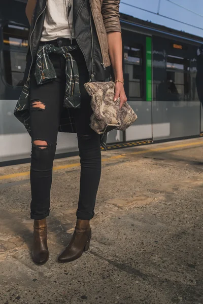 Detalj av söt flicka poserar i en tunnelbanestation — Stockfoto