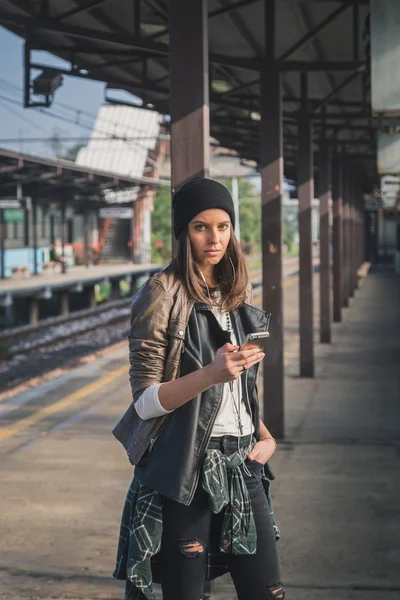 美少女の地下鉄駅で音楽を聴く — ストック写真