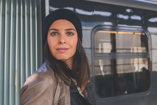 Mooi meisje poseren in een metro station. — Stockfoto