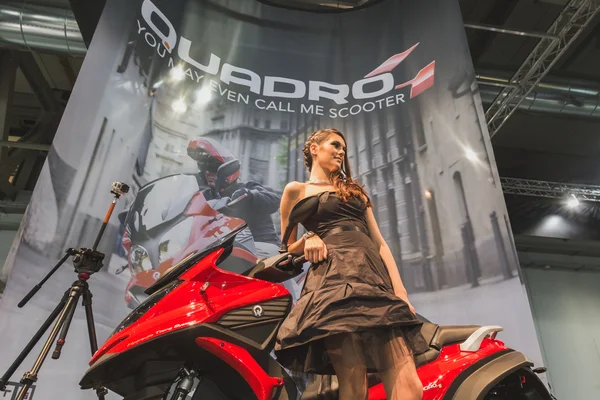 Modell poserar på Eicma 2014 i Milano, Italien — Stockfoto