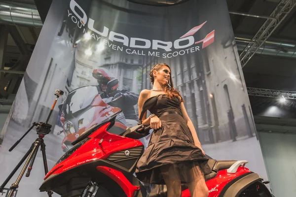 Позирование модели на выставке EICMA 2014 в Милане, Италия — стоковое фото