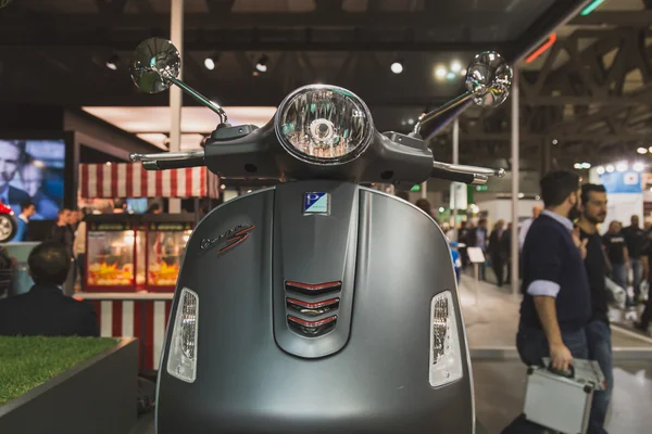 Vespa scooter em exposição no EICMA 2014 em Milão, Itália — Fotografia de Stock