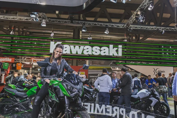 Belo modelo posando na EICMA 2014 em Milão, Itália — Fotografia de Stock