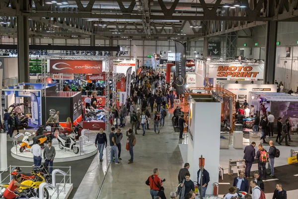 Ovansida av människor och montrar på Eicma 2014 i Milano, Italien — Stockfoto