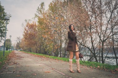 Bir şehir parkında poz güzel genç kadın