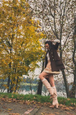 Bir şehir parkında poz güzel genç kadın