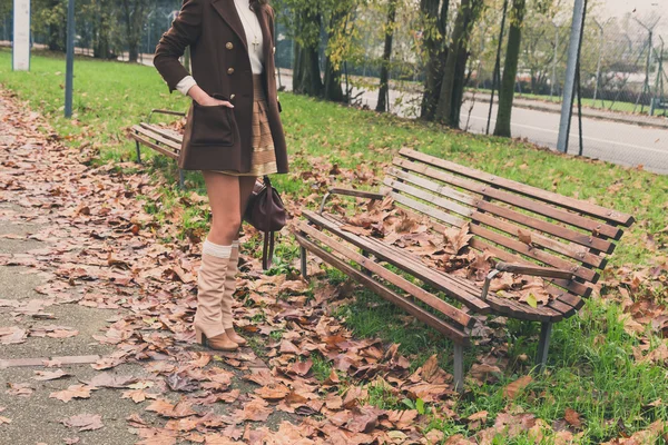 Krásná mladá žena pózuje v městském parku — Stock fotografie