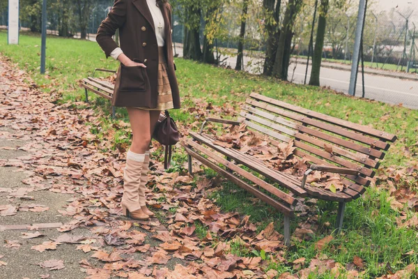 Hermosa joven posando en un parque de la ciudad — Foto de Stock