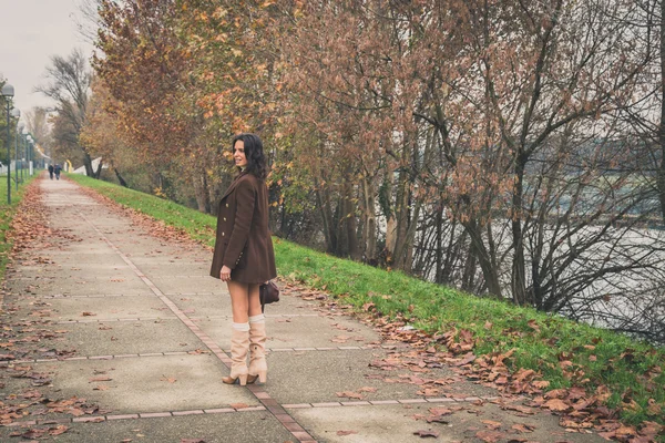 Красивая молодая женщина позирует в городском парке — стоковое фото
