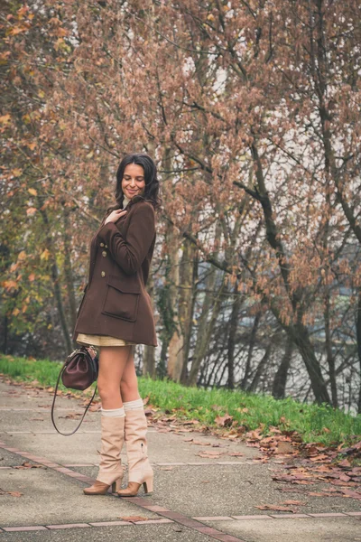 Hermosa joven posando en un parque de la ciudad — Foto de Stock