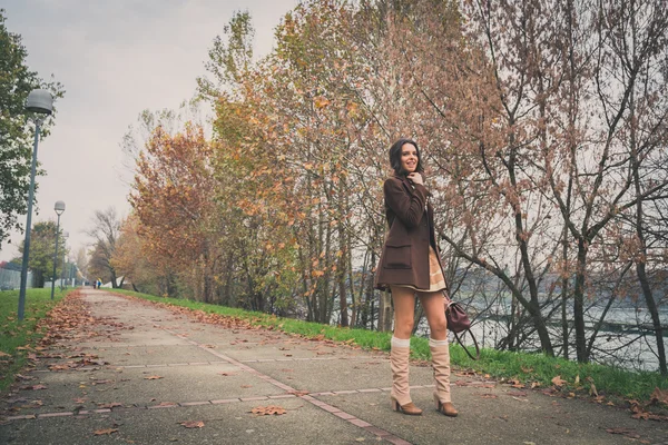 Bella giovane donna in posa in un parco cittadino — Foto Stock