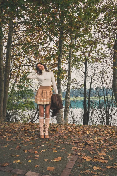 Beautiful young woman posing in a city park — Stock Photo, Image