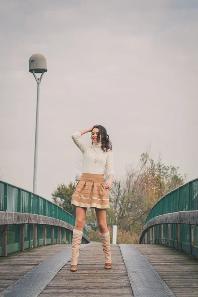 Hermosa joven posando en un puente — Foto de Stock