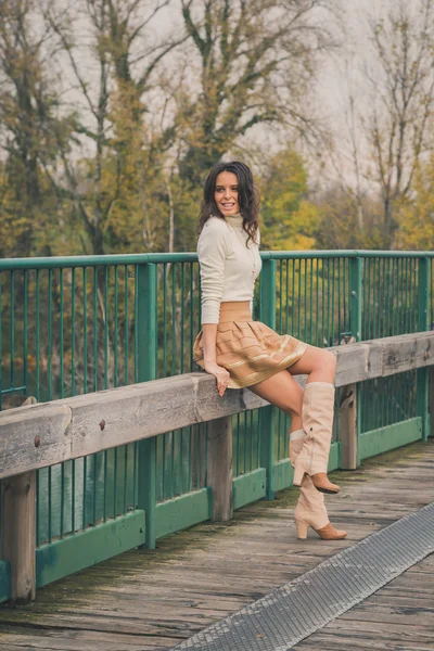 Krásná mladá žena pózuje na mostě — Stock fotografie