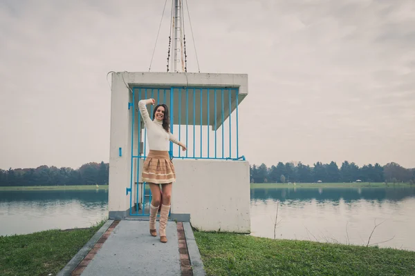 Bella giovane donna in posa in un parco cittadino — Foto Stock