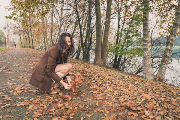 Beautiful young woman posing in a city park — Stock Photo, Image