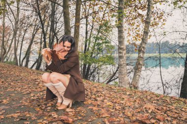 Bir şehir parkında poz güzel genç kadın