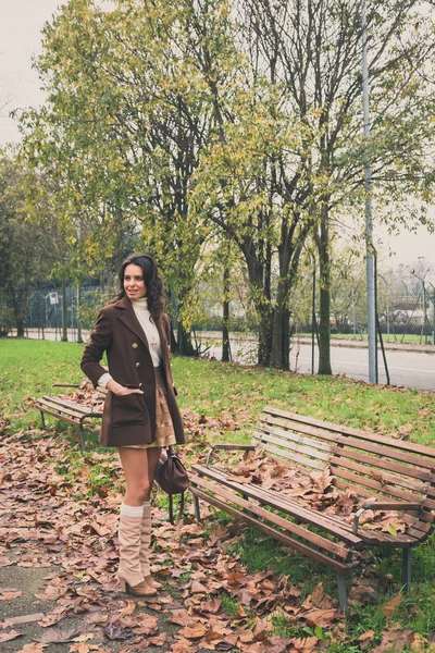 Mooie jonge vrouw poseren in een stadspark — Stockfoto