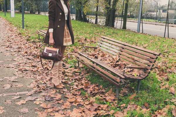 Mulher bonita posando em um parque da cidade — Fotografia de Stock