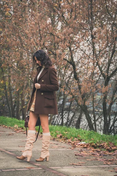 Beautiful young woman posing in a city park — Stock Photo, Image