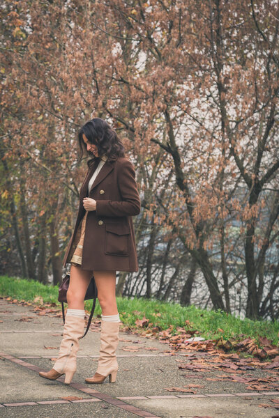 Красивая молодая женщина позирует в городском парке
