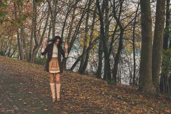 Beautiful young woman posing in a city park — Stock Photo, Image