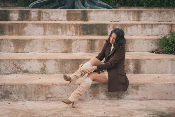 Mulher bonita sentada em passos concretos — Fotografia de Stock