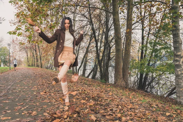 Belle jeune femme posant dans un parc municipal — Photo