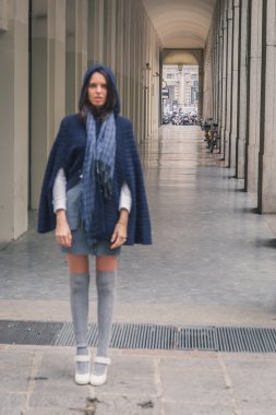 Kasten odak çekim şehir sokaklarını poz güzel bir kız dışarı