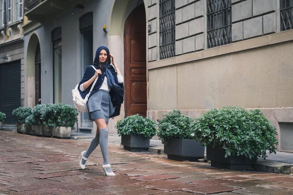 Belle fille posant dans les rues de la ville — Photo