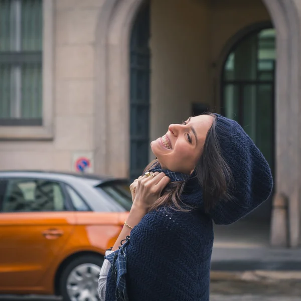 Belle fille posant dans les rues de la ville — Photo