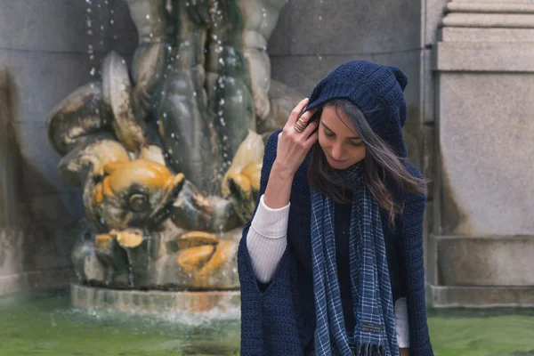 Menina bonita posando nas ruas da cidade — Fotografia de Stock