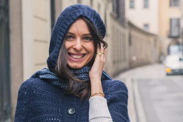 Mooi meisje poseren in de straten van de stad — Stockfoto