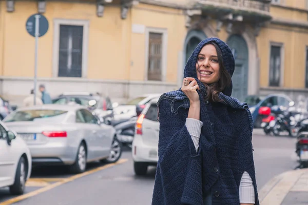 Beautiful girl posing in the city streets — Stock Photo, Image