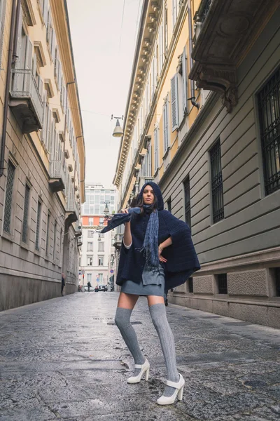 Hermosa chica posando en las calles de la ciudad —  Fotos de Stock