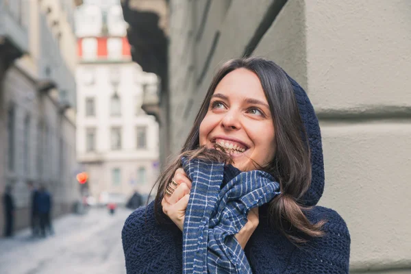 Bella ragazza in posa nelle strade della città — Foto Stock