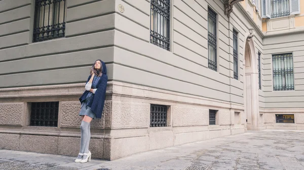 Belle fille posant dans les rues de la ville — Photo