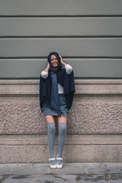 Hermosa chica posando en las calles de la ciudad — Foto de Stock