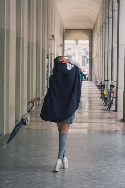 Beautiful girl posing in the city streets — Stock Photo, Image