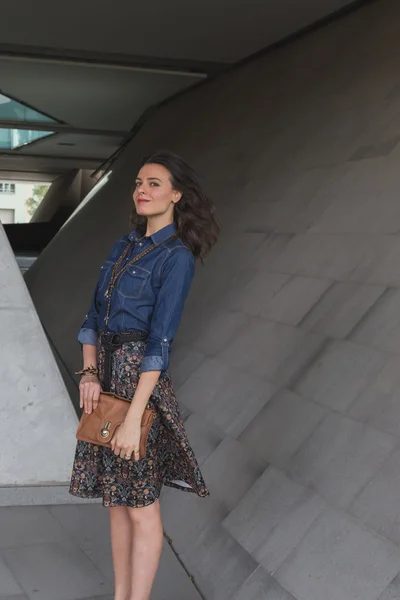 Chica bonita posando en las calles de la ciudad —  Fotos de Stock