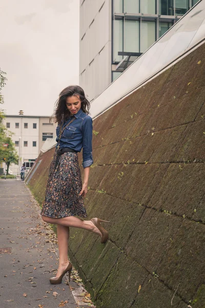 Jolie fille posant dans les rues de la ville — Photo