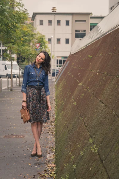 Jolie fille posant dans les rues de la ville — Photo