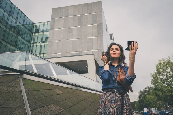 Pretty girl posing in the city streets — Stock Photo, Image