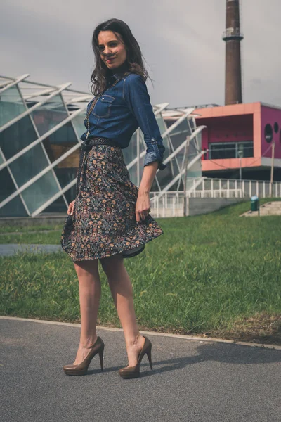 Pretty girl posing in the city streets — Stock Photo, Image