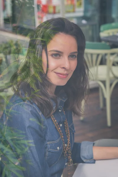 Retrato de una chica bonita a través del cristal de una ventana —  Fotos de Stock