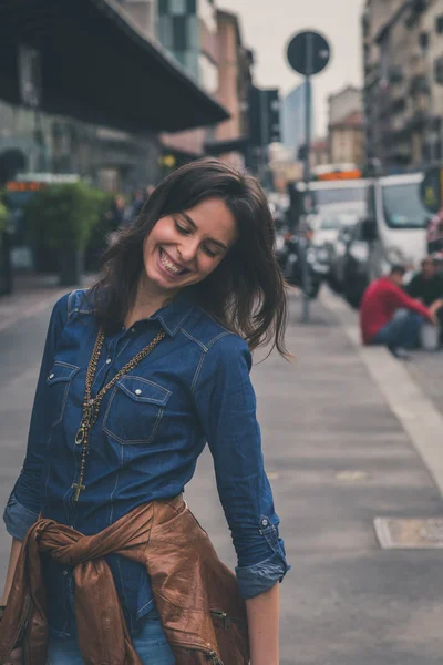 Bella ragazza in posa per le strade della città — Foto Stock