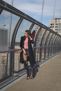 Güzel genç esmer bir köprüde poz